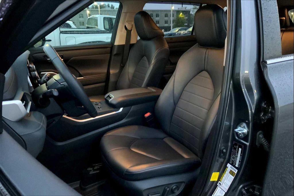 used 2023 Toyota Highlander car, priced at $38,561