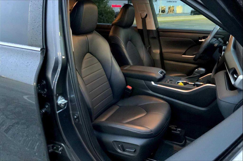 used 2023 Toyota Highlander car, priced at $38,561
