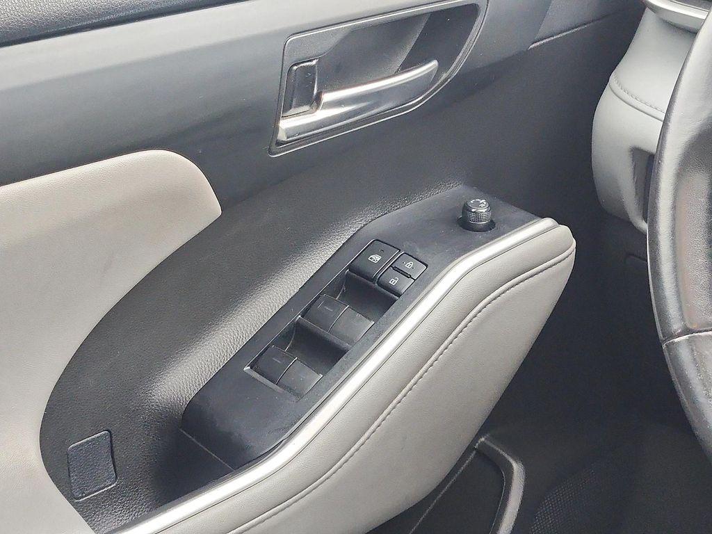 used 2021 Toyota Highlander car, priced at $28,999