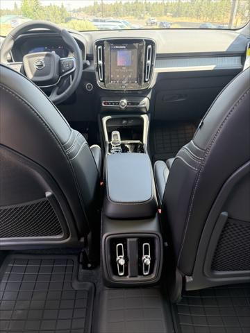new 2025 Volvo XC40 car