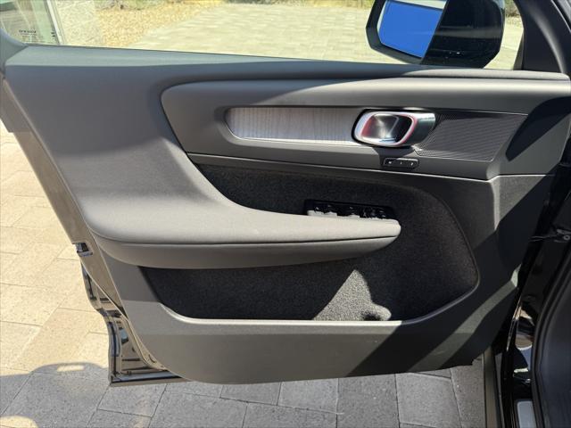 new 2025 Volvo XC40 car