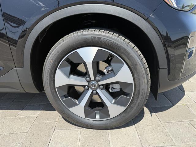 new 2025 Volvo XC40 car