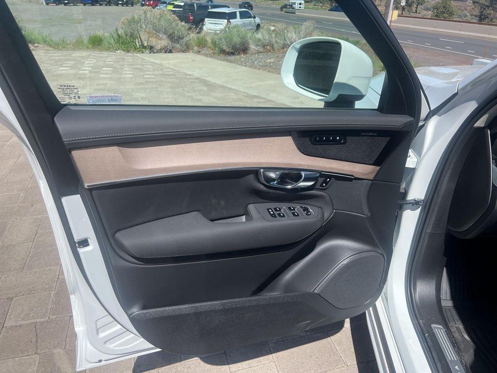 new 2025 Volvo XC90 Plug-In Hybrid car