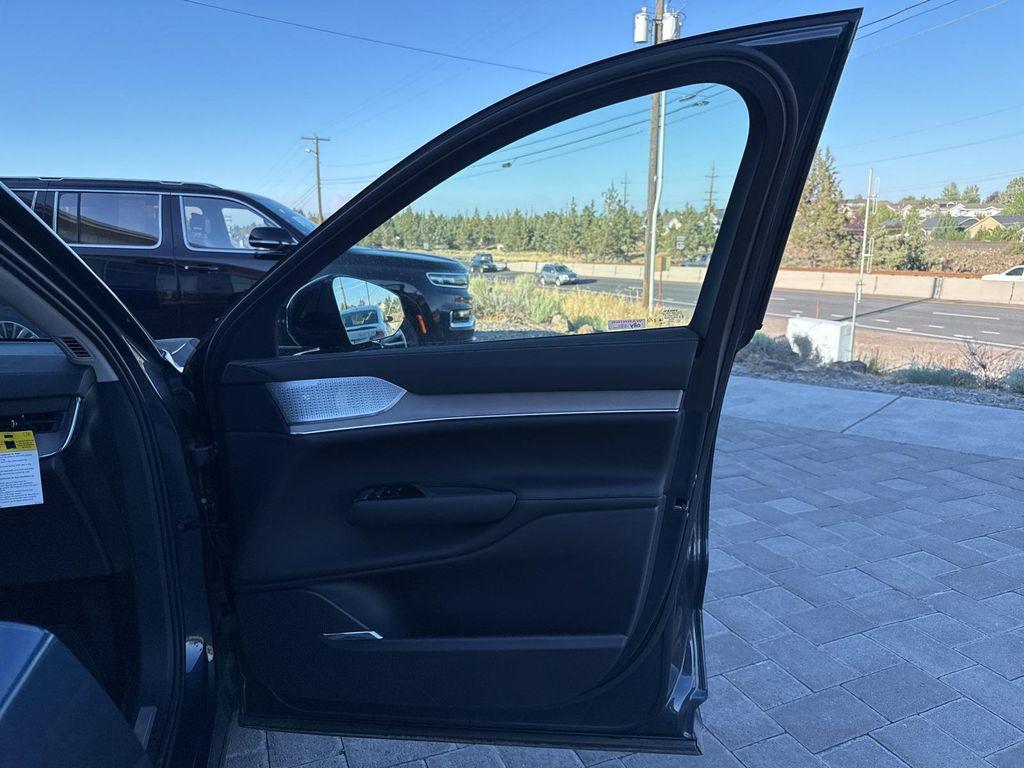 new 2025 Volvo EX90 car, priced at $91,367