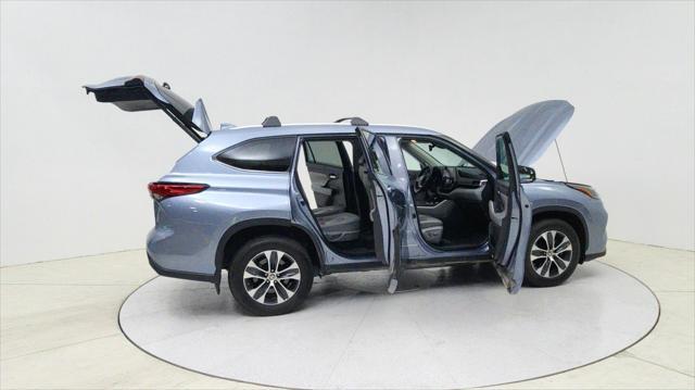 used 2022 Toyota Highlander car, priced at $34,191