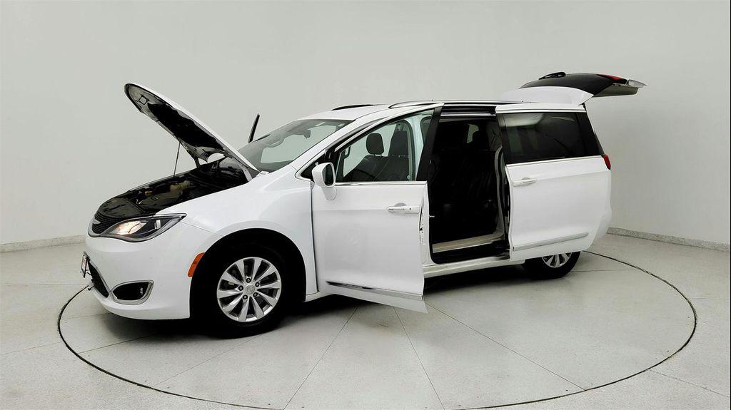 used 2018 Chrysler Pacifica car, priced at $15,091