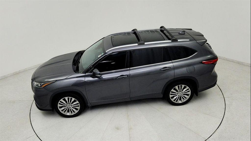used 2022 Toyota Highlander car, priced at $35,181
