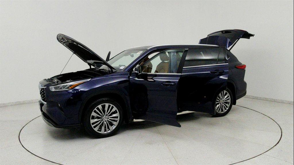 used 2022 Toyota Highlander Hybrid car, priced at $38,491