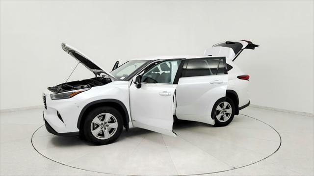 used 2022 Toyota Highlander Hybrid car, priced at $31,591