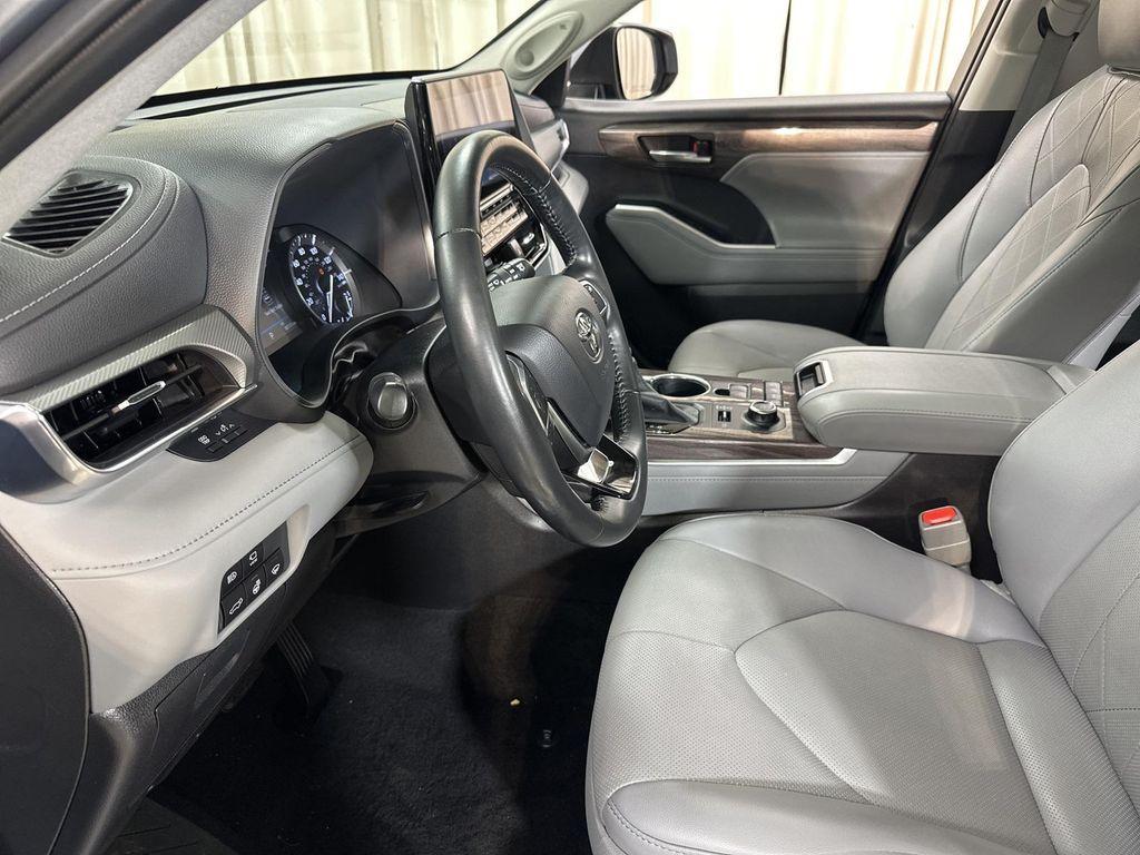 used 2021 Toyota Highlander car, priced at $33,891