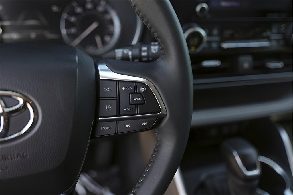 used 2021 Toyota Highlander car, priced at $33,850