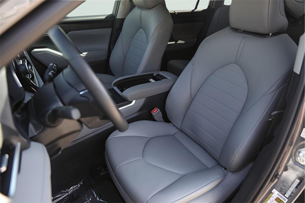 used 2021 Toyota Highlander car, priced at $33,850