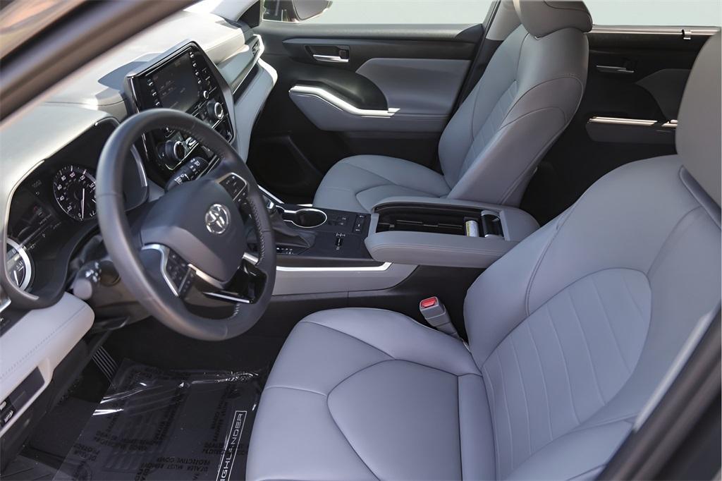used 2021 Toyota Highlander car, priced at $33,850