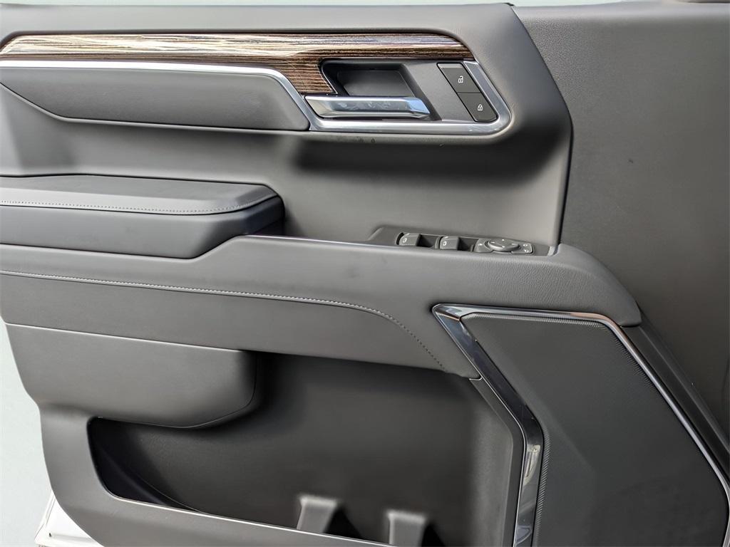 new 2025 GMC Sierra 1500 car, priced at $43,320