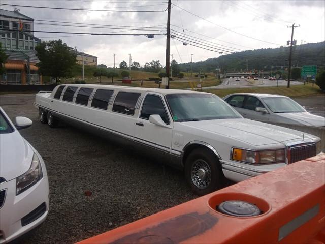 used 1993 Lincoln Town Car car, priced at $25,999