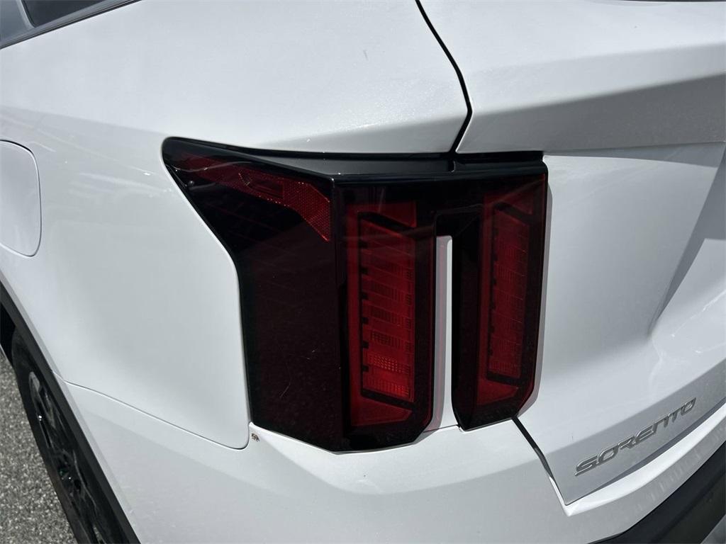 used 2025 Kia Sorento car, priced at $30,650