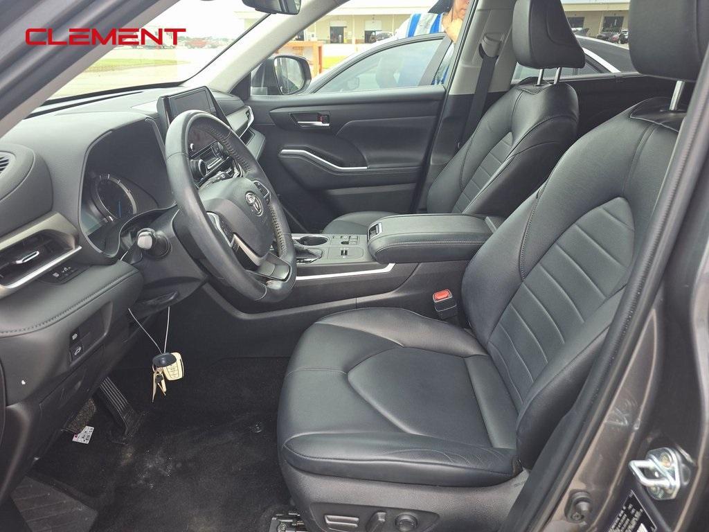 used 2023 Toyota Highlander Hybrid car, priced at $32,000