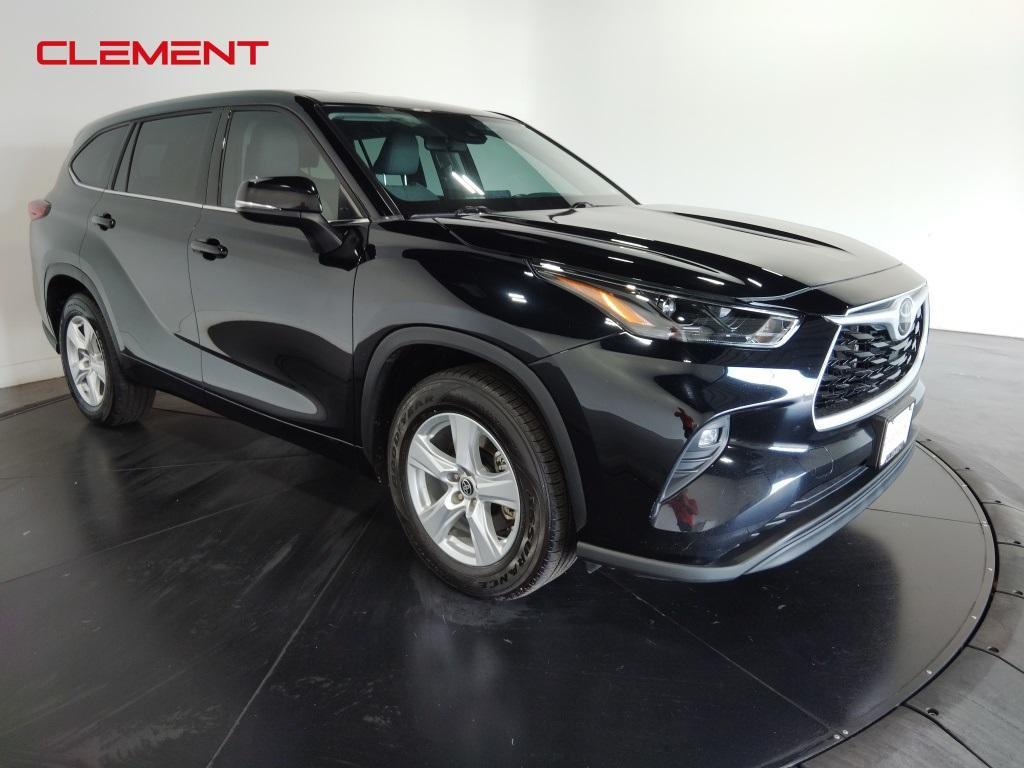 used 2022 Toyota Highlander car, priced at $27,500