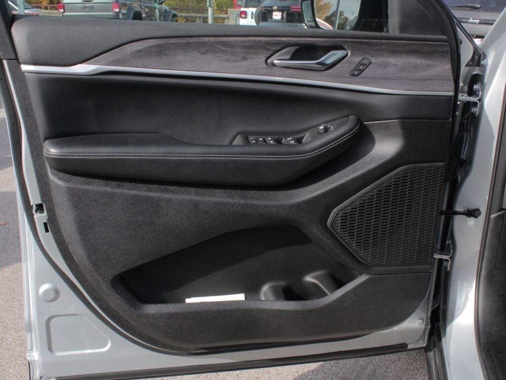 used 2024 Jeep Grand Cherokee car, priced at $37,900