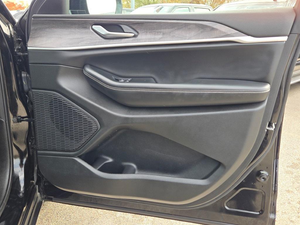 used 2023 Jeep Grand Cherokee car, priced at $33,000