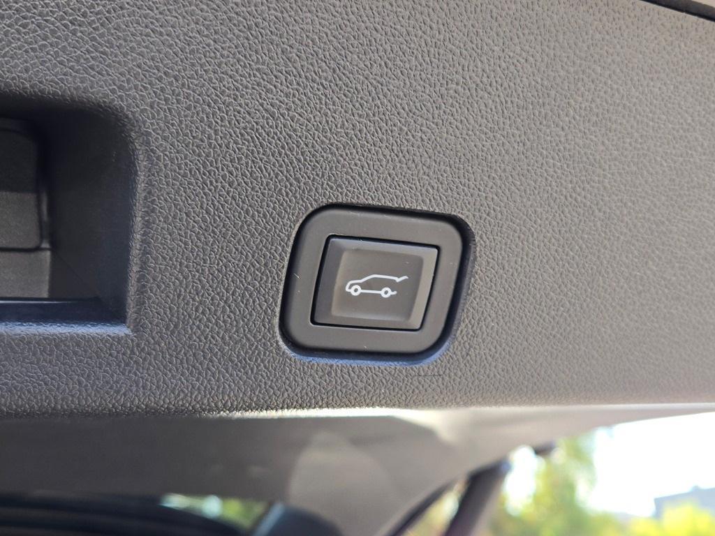 used 2025 Chevrolet Traverse car, priced at $39,000