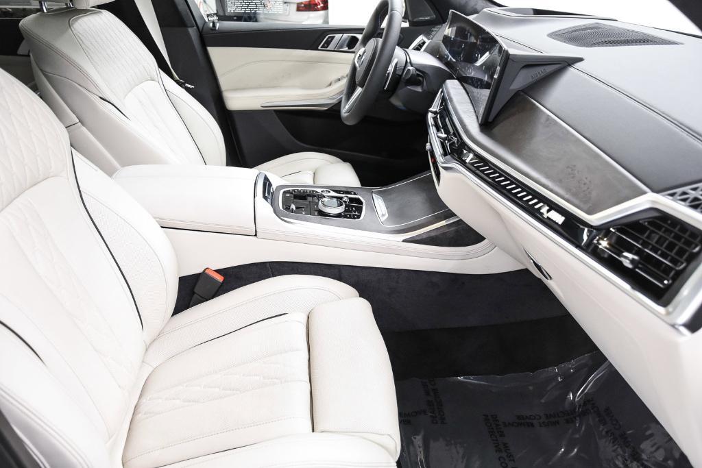 new 2025 BMW X7 car, priced at $117,420