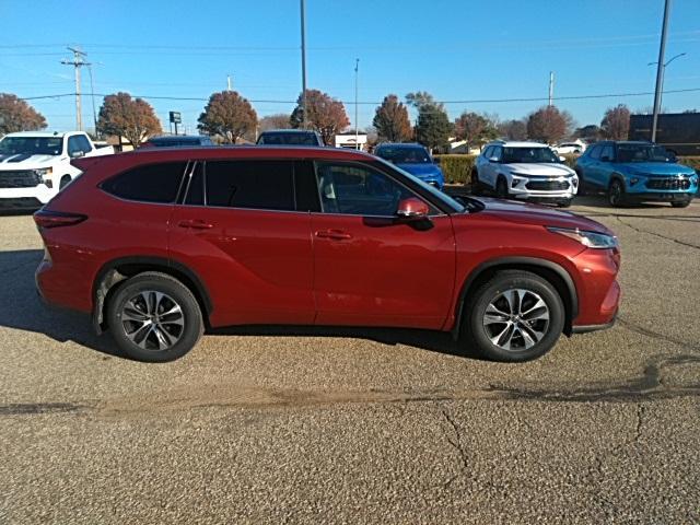 used 2021 Toyota Highlander car, priced at $27,841