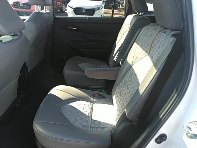 used 2022 Toyota Highlander Hybrid car, priced at $39,998