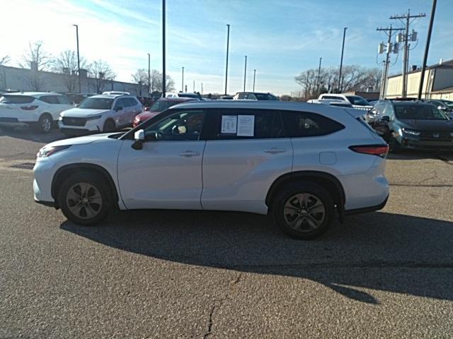 used 2022 Toyota Highlander Hybrid car, priced at $39,998