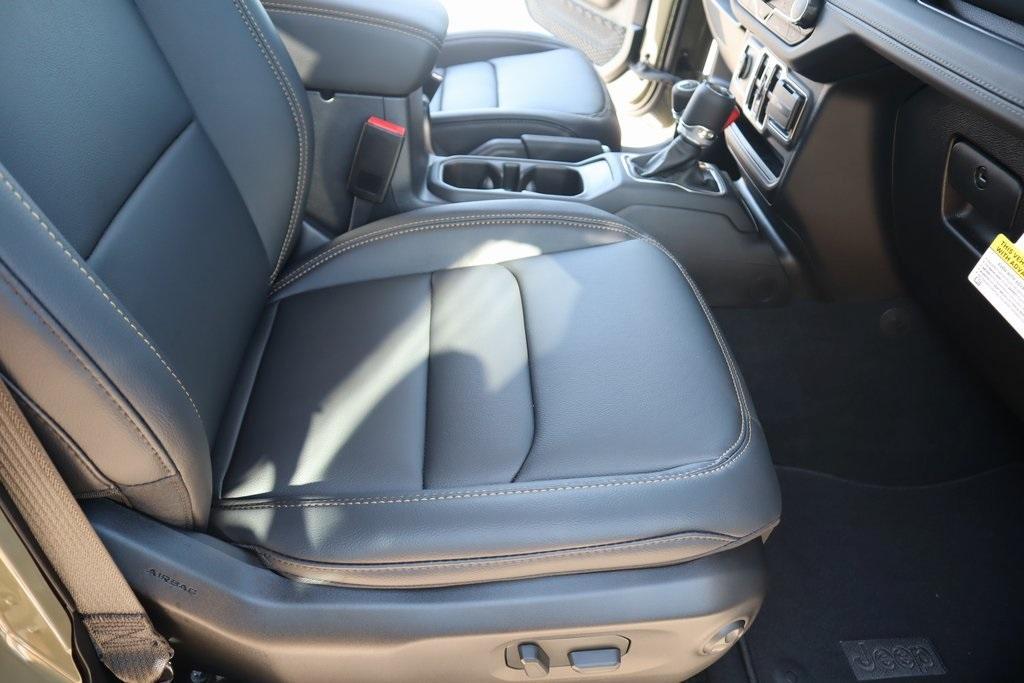 new 2025 Jeep Gladiator car, priced at $38,767