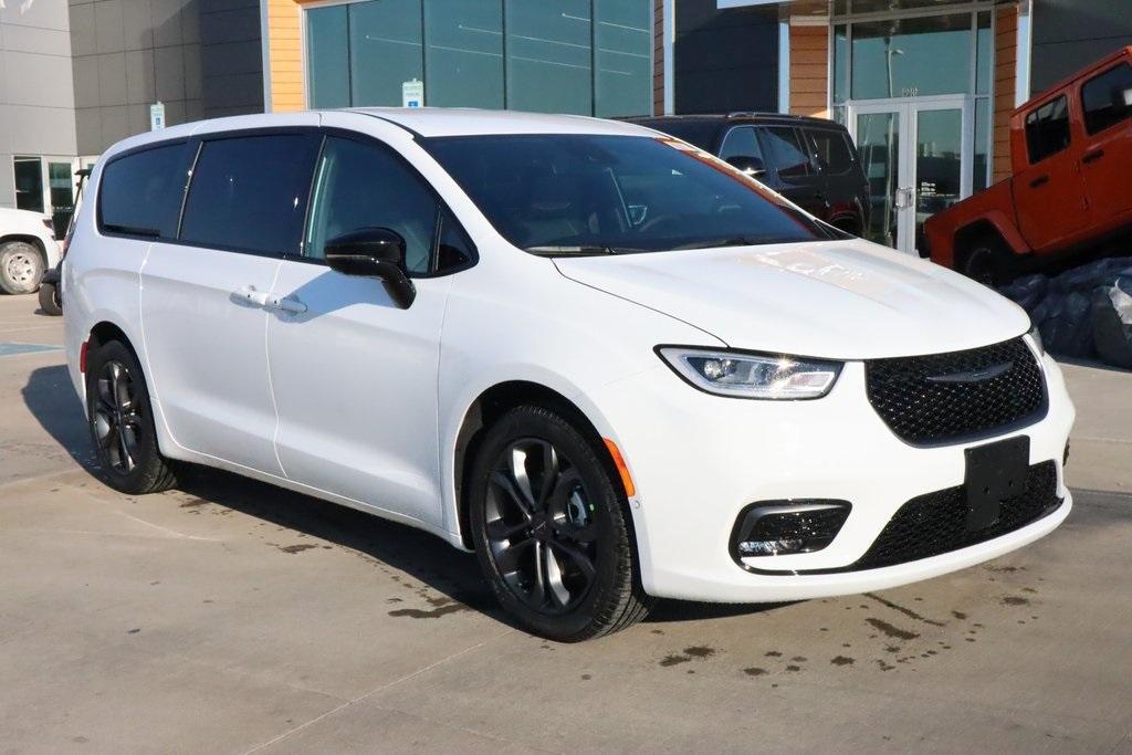 new 2026 Chrysler Pacifica car, priced at $45,510