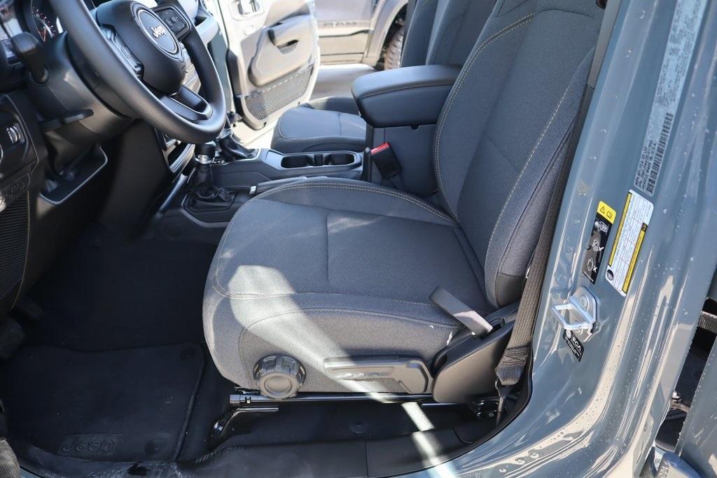 new 2025 Jeep Gladiator car, priced at $36,842