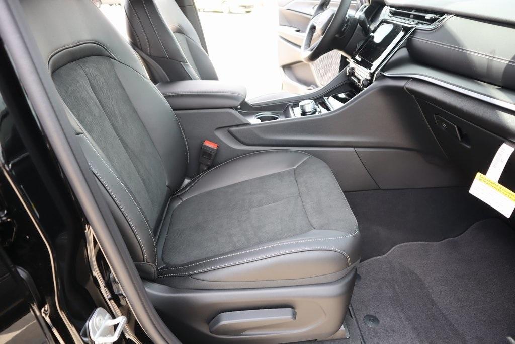 new 2025 Jeep Grand Cherokee L car, priced at $40,901