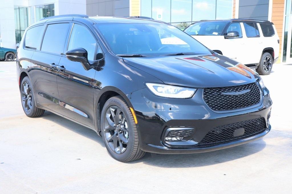 new 2026 Chrysler Pacifica car, priced at $44,737