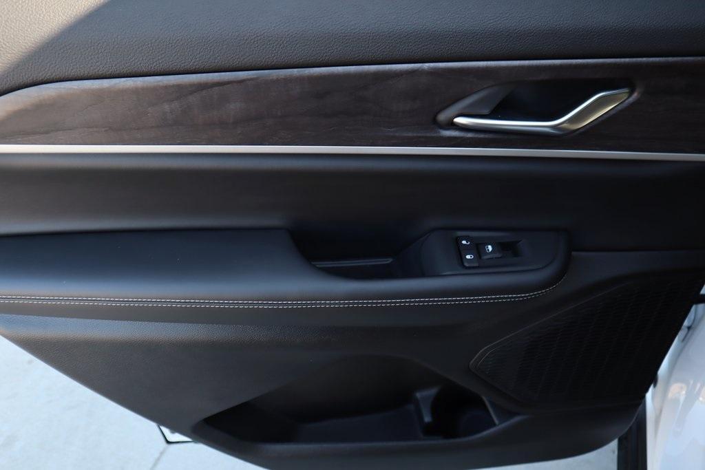 new 2025 Jeep Grand Cherokee L car, priced at $39,739