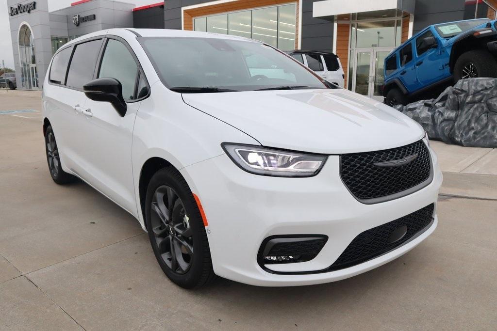 new 2026 Chrysler Pacifica car, priced at $45,385