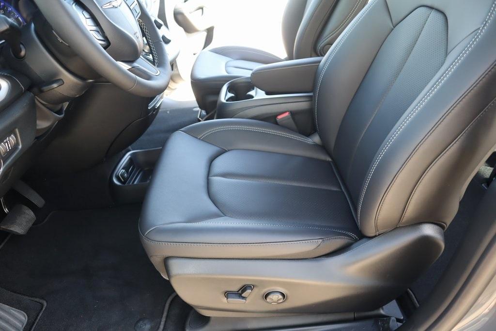 new 2025 Chrysler Pacifica car, priced at $35,315