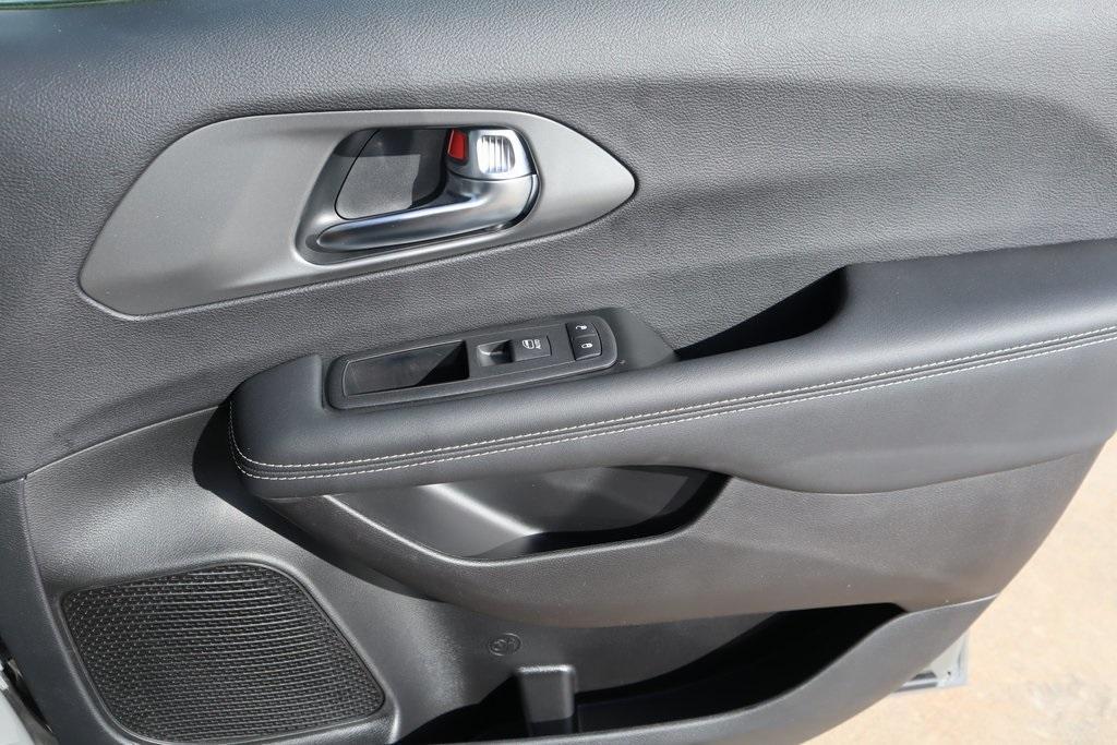 new 2025 Chrysler Pacifica car, priced at $35,315