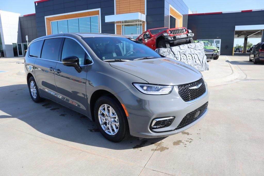 new 2025 Chrysler Pacifica car, priced at $35,315