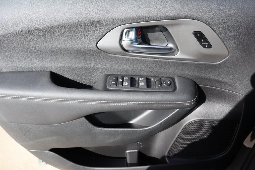 new 2025 Chrysler Pacifica car, priced at $35,315