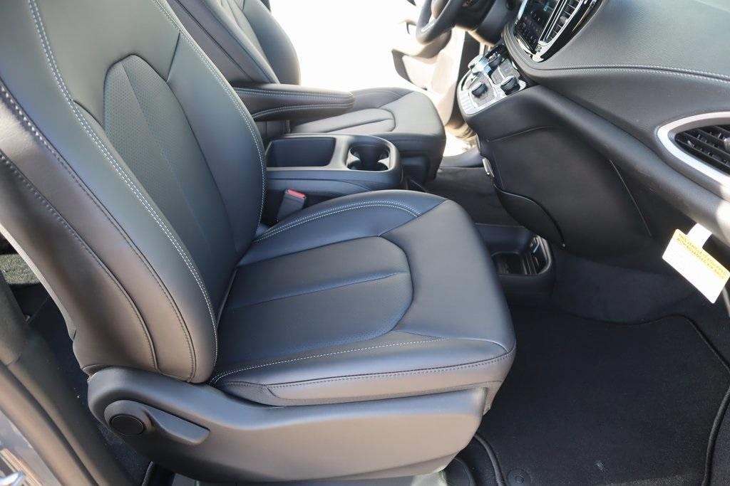 new 2025 Chrysler Pacifica car, priced at $35,315