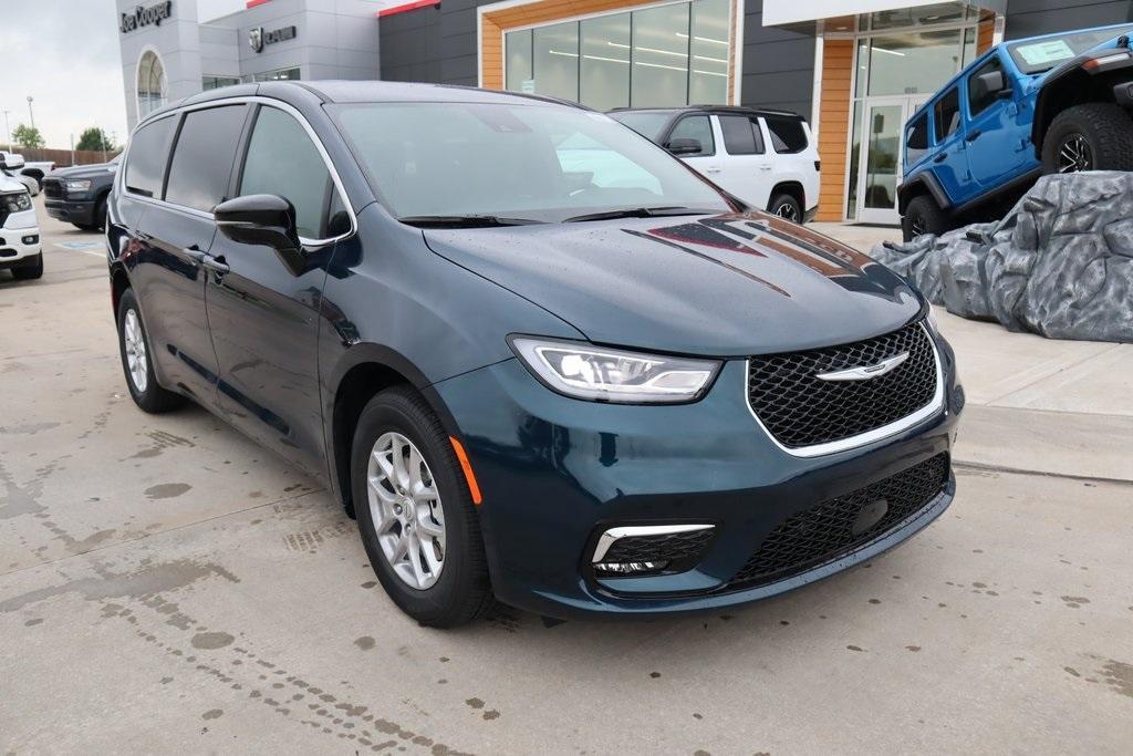 new 2025 Chrysler Pacifica car, priced at $46,220