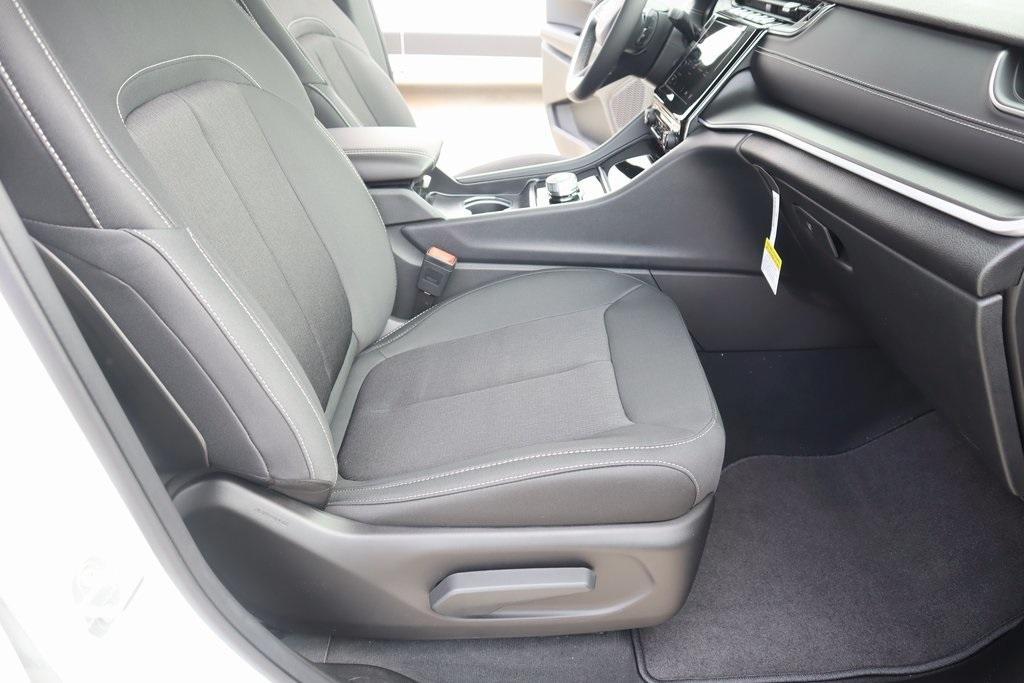 new 2025 Jeep Grand Cherokee car, priced at $32,301