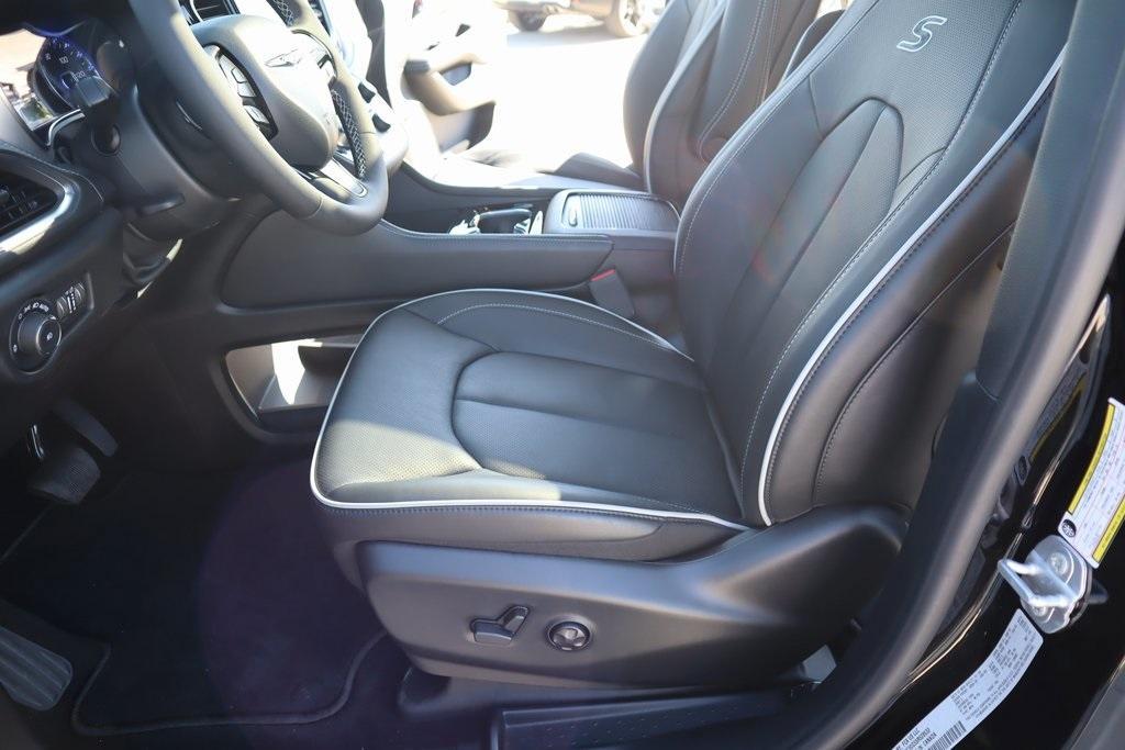 new 2025 Chrysler Pacifica car, priced at $49,137