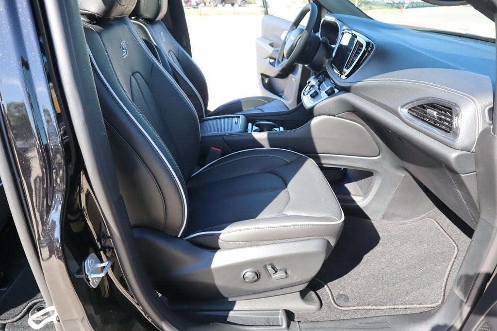 new 2025 Chrysler Pacifica car, priced at $49,137