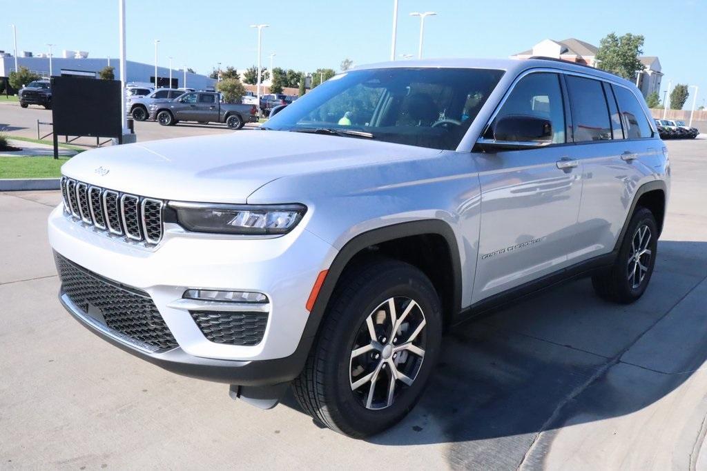 new 2025 Jeep Grand Cherokee car, priced at $40,970