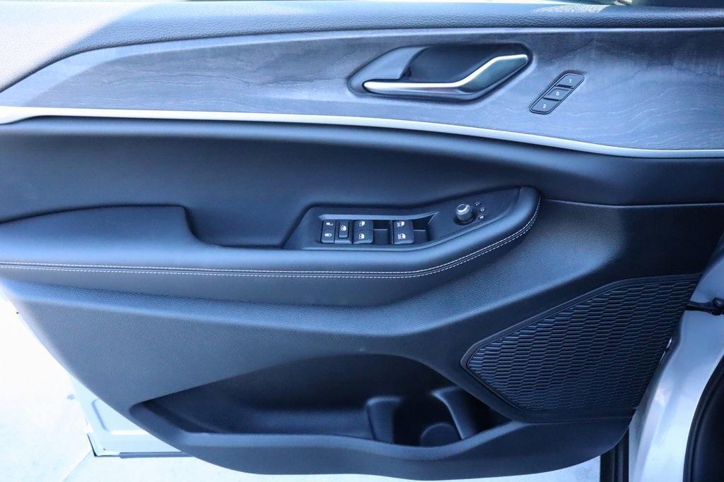 new 2025 Jeep Grand Cherokee car, priced at $40,970