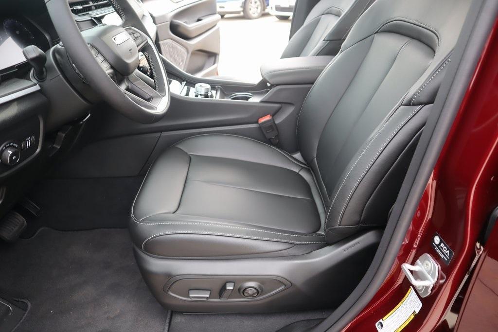 new 2025 Jeep Grand Cherokee car, priced at $42,125