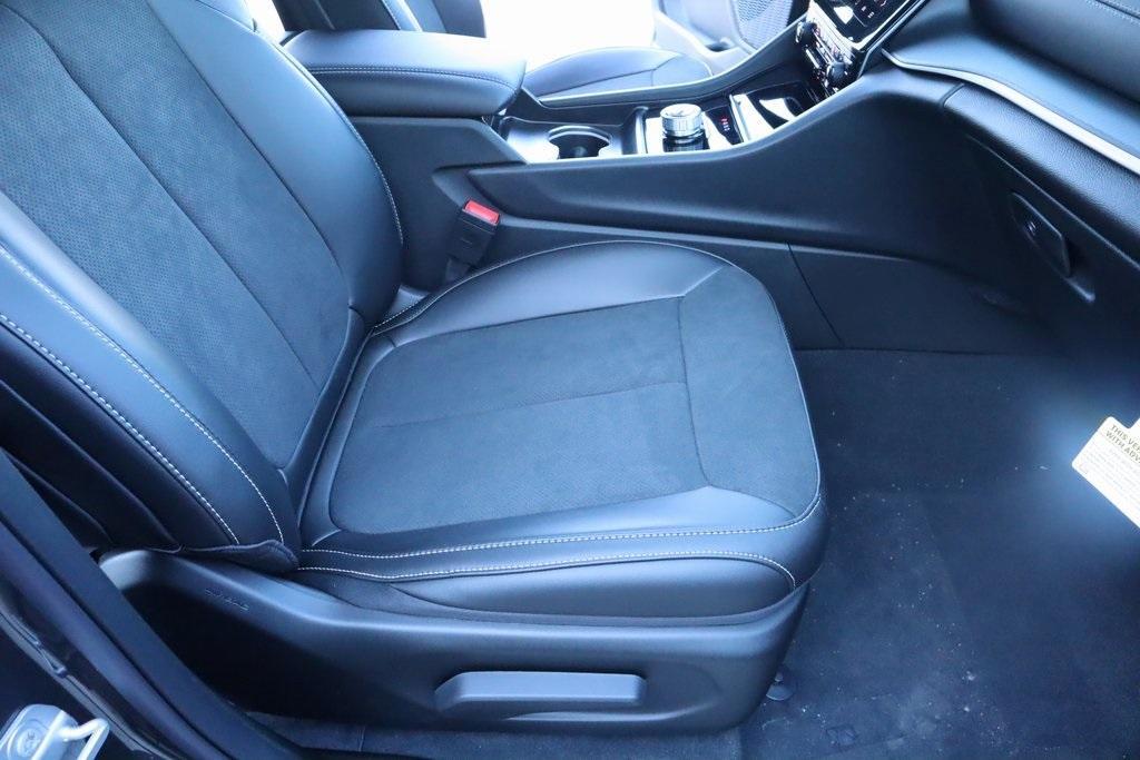 new 2025 Jeep Grand Cherokee car, priced at $38,499