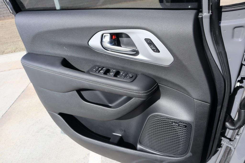 new 2025 Chrysler Pacifica car, priced at $52,931